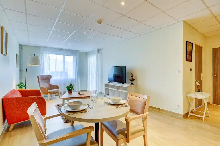 RSTY_RESIDENCE SERVICE SENIOR BLEU DU TERRON_SANTENAY-10_0 (1)