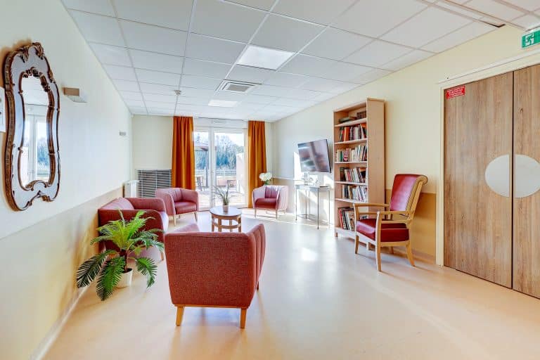 RSTY_RESIDENCE SERVICE SENIOR BLEU DU TERRON_SANTENAY-1_0