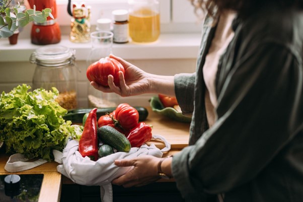 Fortes chaleurs : quels fruits et légumes peuvent être les alliés hydratation de vos proches âgés ?