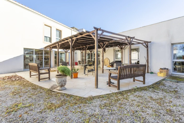 Maison de retraite médicalisée EHPAD Résidence Les Alpilles à Saint-Étienne-du-Grès